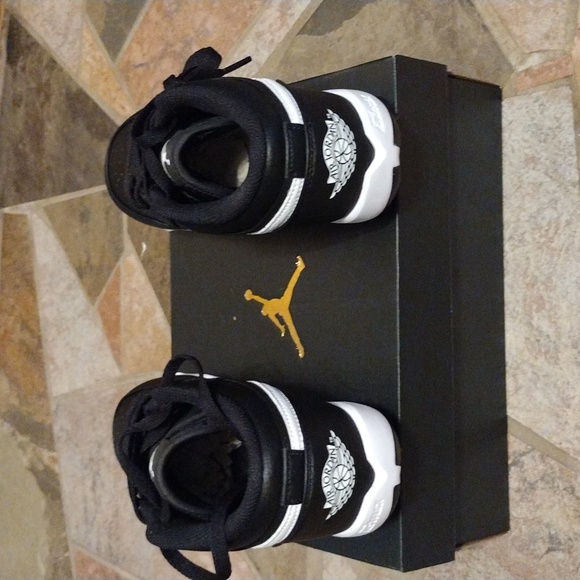 NWT Jordon 1 Low Youth Cleat size 4.5Y - Picture 3 of 9